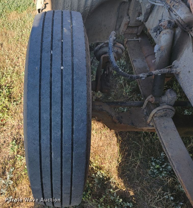 image for item JC9633 2010 Peterbilt 386  semi truck