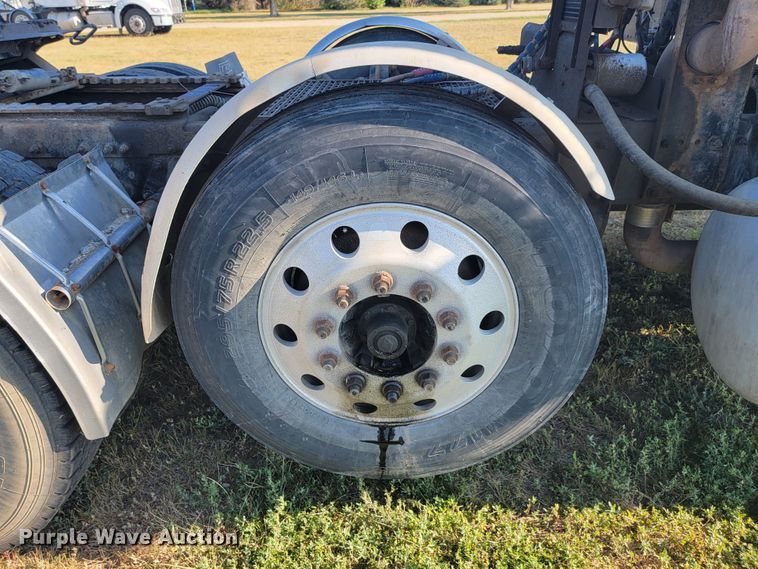 image for item JC9633 2010 Peterbilt 386  semi truck