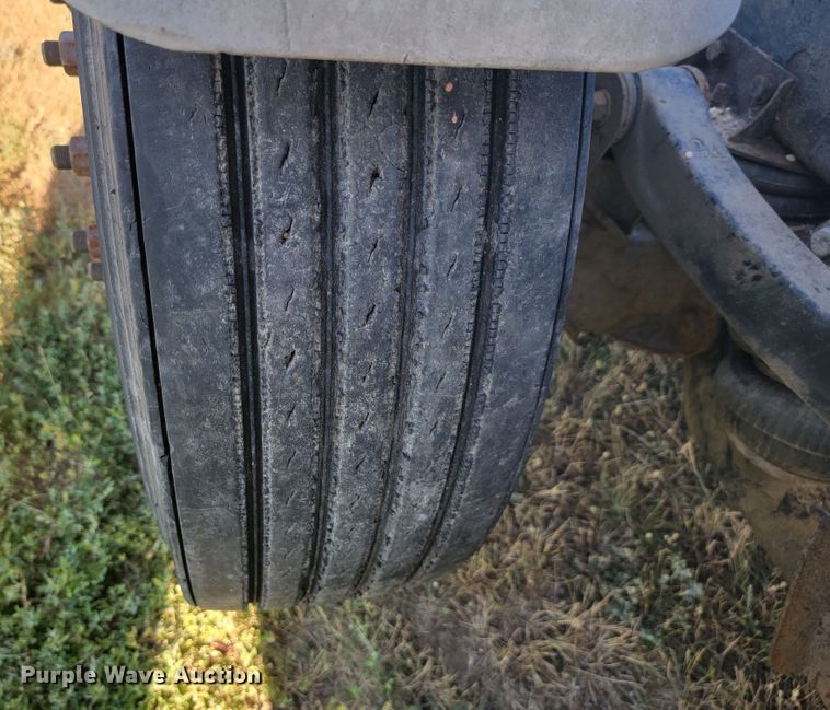 image for item JC9633 2010 Peterbilt 386  semi truck