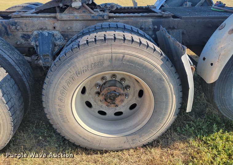 image for item JC9633 2010 Peterbilt 386  semi truck