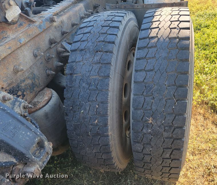 image for item JC9633 2010 Peterbilt 386  semi truck