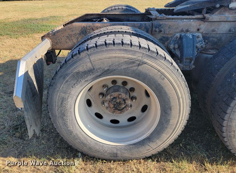 image for item JC9633 2010 Peterbilt 386  semi truck