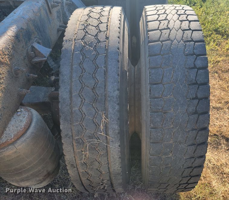 image for item JC9633 2010 Peterbilt 386  semi truck