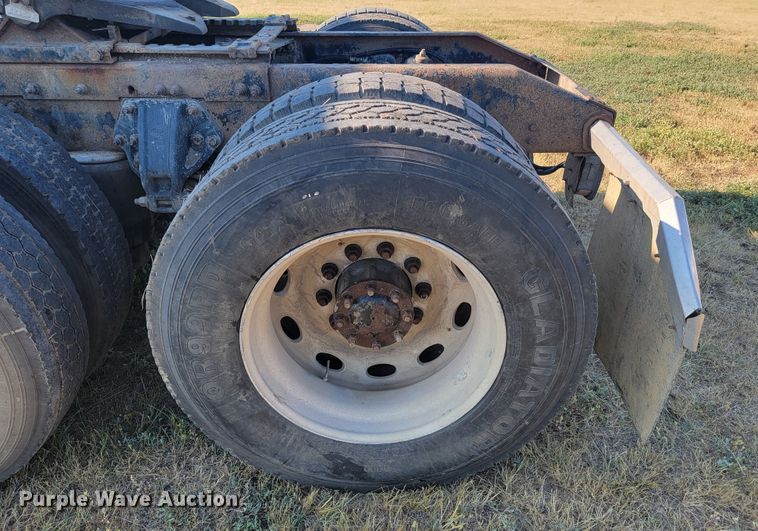 image for item JC9633 2010 Peterbilt 386  semi truck