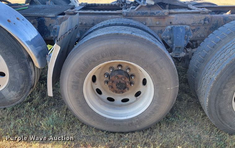 image for item JC9633 2010 Peterbilt 386  semi truck