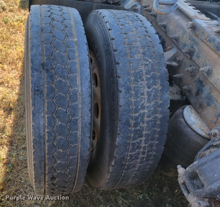 image for item JC9633 2010 Peterbilt 386  semi truck