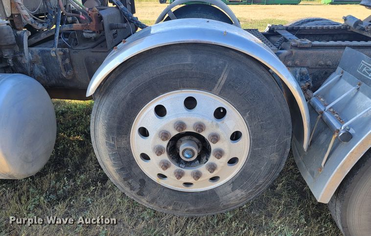 image for item JC9633 2010 Peterbilt 386  semi truck