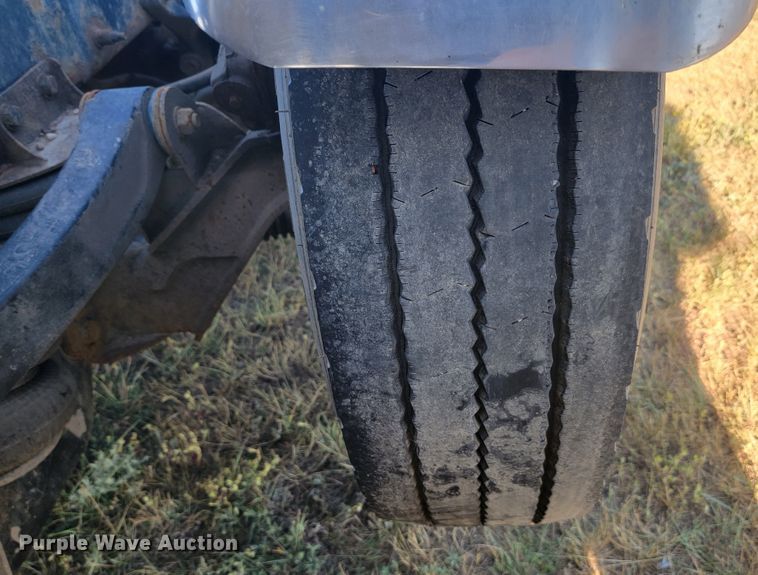 image for item JC9633 2010 Peterbilt 386  semi truck