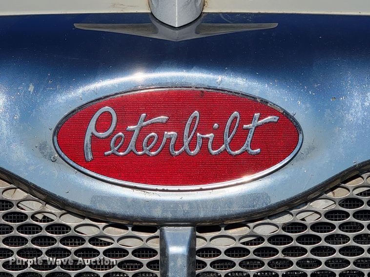 image for item JC9633 2010 Peterbilt 386  semi truck