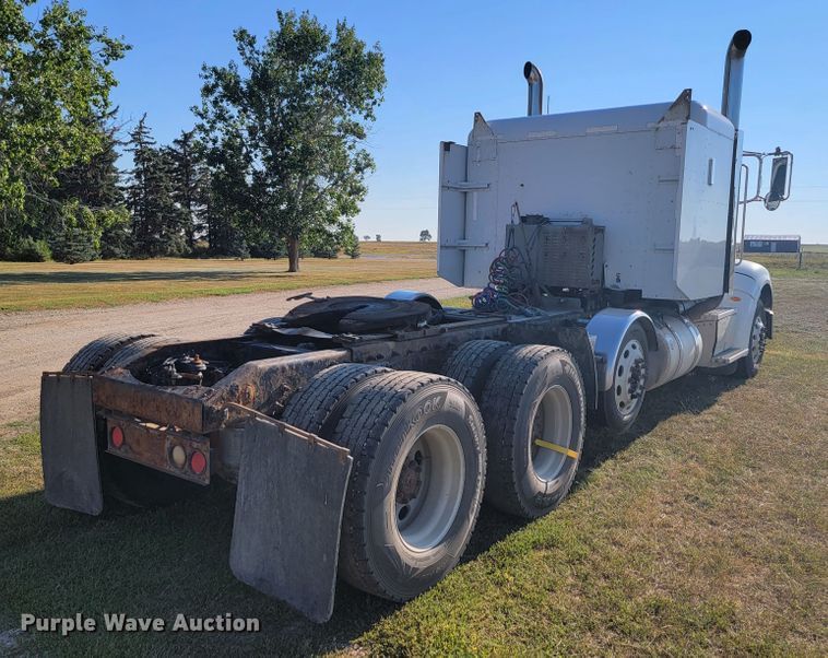 image for item JC9634 2010 Peterbilt 386  semi truck
