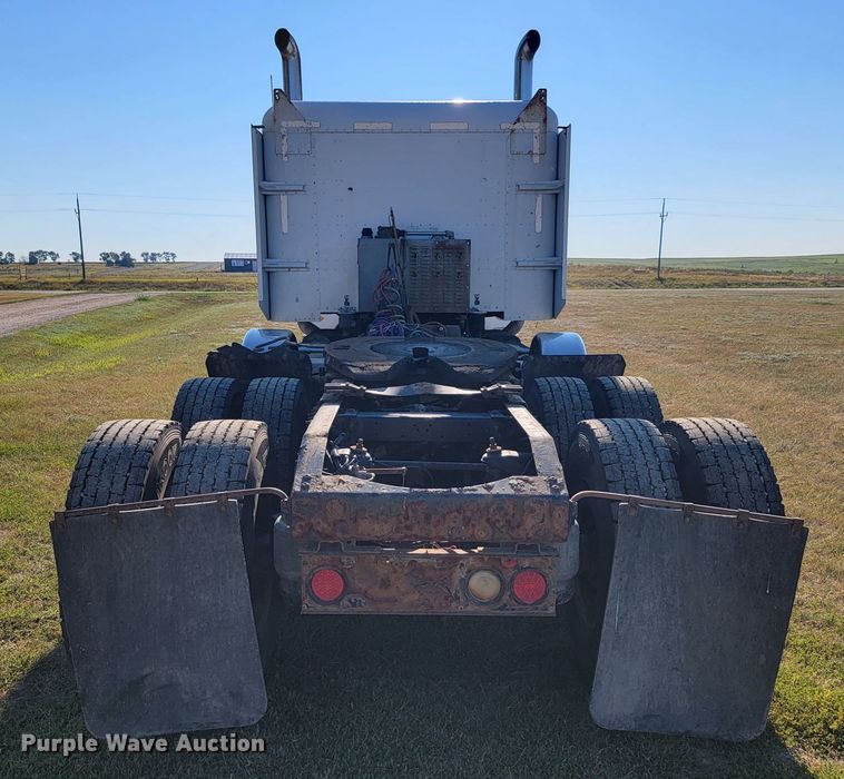 image for item JC9634 2010 Peterbilt 386  semi truck