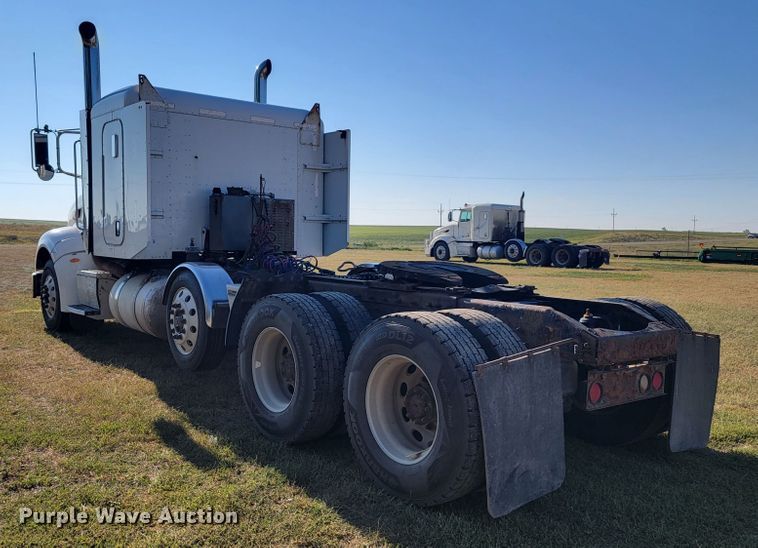 image for item JC9634 2010 Peterbilt 386  semi truck