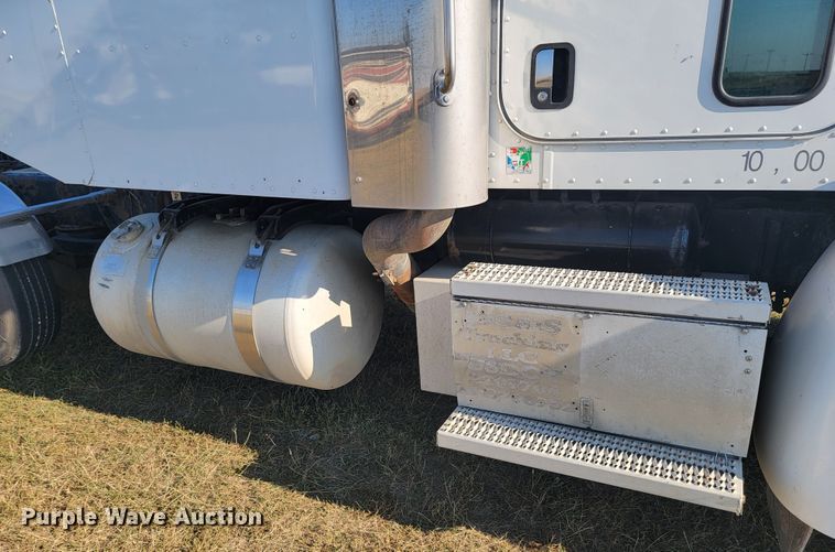 image for item JC9634 2010 Peterbilt 386  semi truck