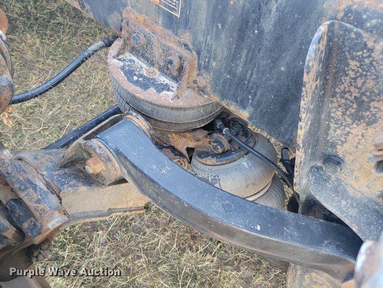 image for item JC9634 2010 Peterbilt 386  semi truck