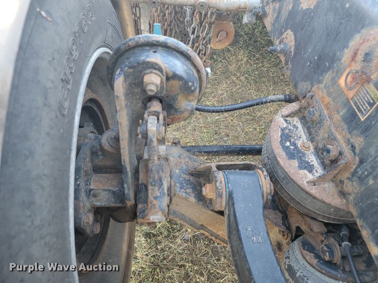 image for item JC9634 2010 Peterbilt 386  semi truck