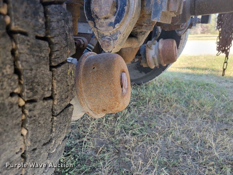 image for item JC9634 2010 Peterbilt 386  semi truck