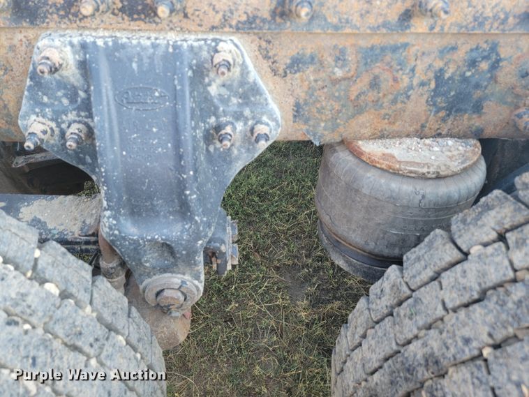 image for item JC9634 2010 Peterbilt 386  semi truck