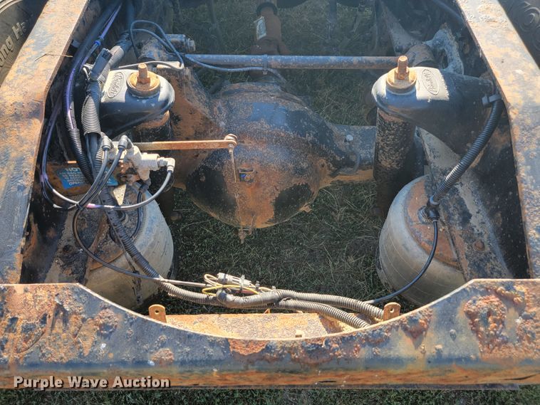 image for item JC9634 2010 Peterbilt 386  semi truck