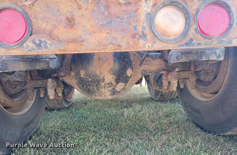 image for item JC9634 2010 Peterbilt 386  semi truck