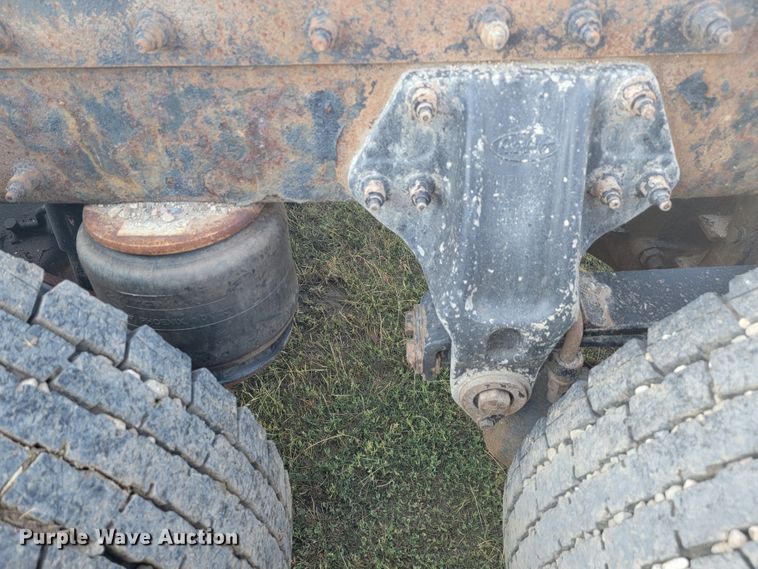 image for item JC9634 2010 Peterbilt 386  semi truck