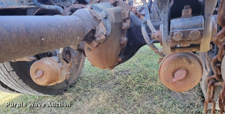 image for item JC9634 2010 Peterbilt 386  semi truck