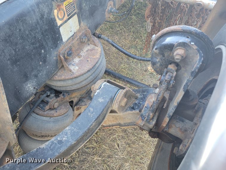 image for item JC9634 2010 Peterbilt 386  semi truck