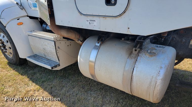 image for item JC9634 2010 Peterbilt 386  semi truck