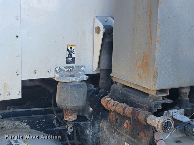 image for item JC9634 2010 Peterbilt 386  semi truck