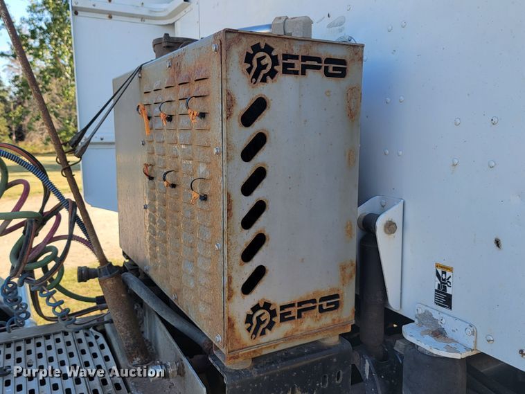 image for item JC9634 2010 Peterbilt 386  semi truck