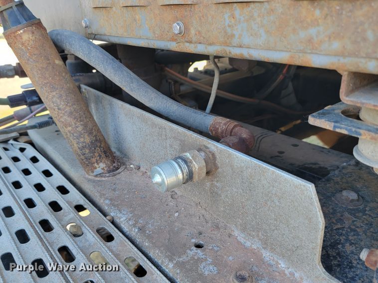 image for item JC9634 2010 Peterbilt 386  semi truck