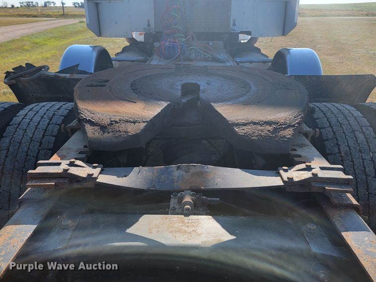 image for item JC9634 2010 Peterbilt 386  semi truck