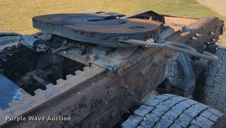 image for item JC9634 2010 Peterbilt 386  semi truck