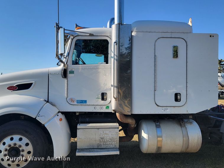 image for item JC9634 2010 Peterbilt 386  semi truck