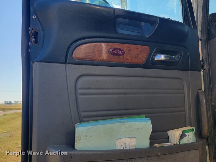 image for item JC9634 2010 Peterbilt 386  semi truck