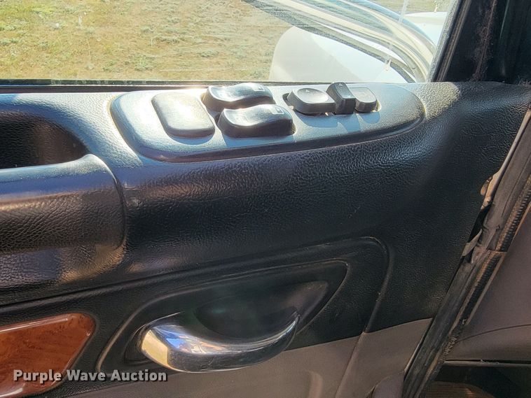 image for item JC9634 2010 Peterbilt 386  semi truck