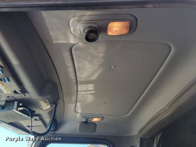 image for item JC9634 2010 Peterbilt 386  semi truck