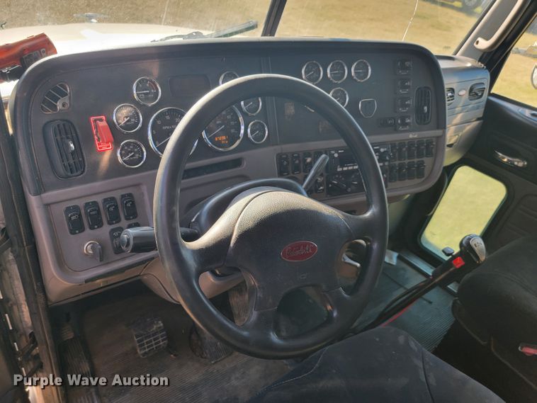 image for item JC9634 2010 Peterbilt 386  semi truck