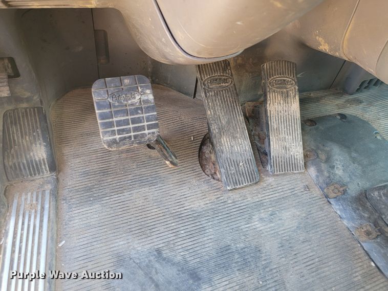 image for item JC9634 2010 Peterbilt 386  semi truck