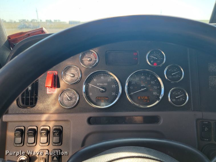 image for item JC9634 2010 Peterbilt 386  semi truck