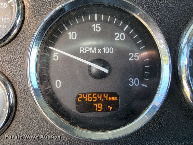 image for item JC9634 2010 Peterbilt 386  semi truck