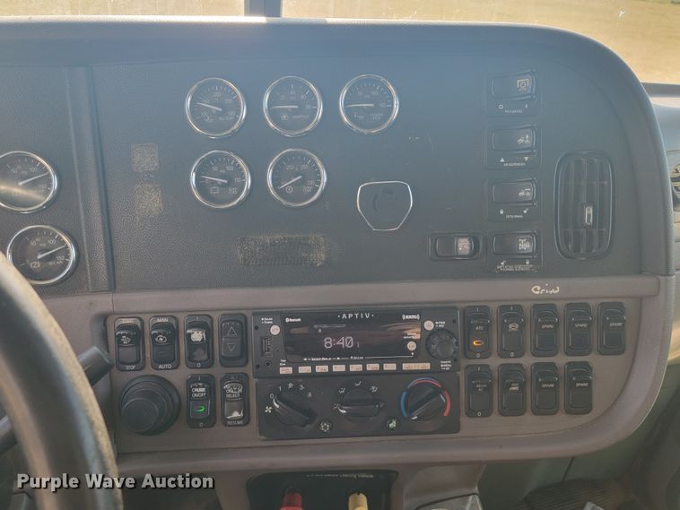 image for item JC9634 2010 Peterbilt 386  semi truck