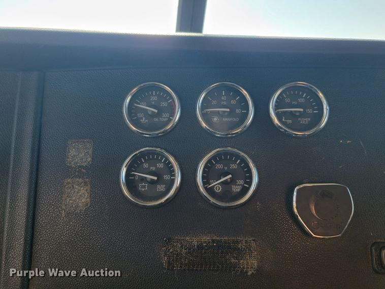 image for item JC9634 2010 Peterbilt 386  semi truck