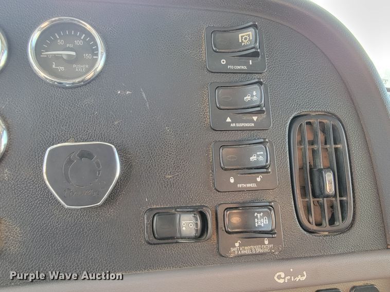 image for item JC9634 2010 Peterbilt 386  semi truck