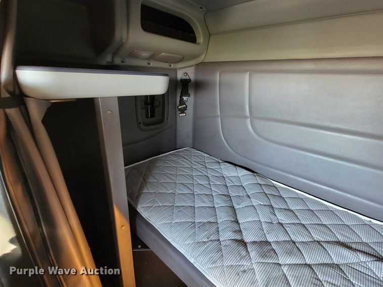 image for item JC9634 2010 Peterbilt 386  semi truck