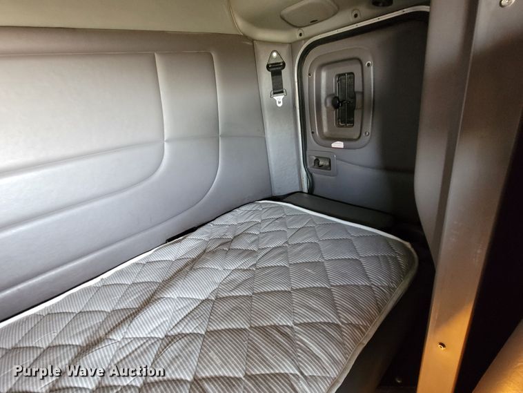 image for item JC9634 2010 Peterbilt 386  semi truck