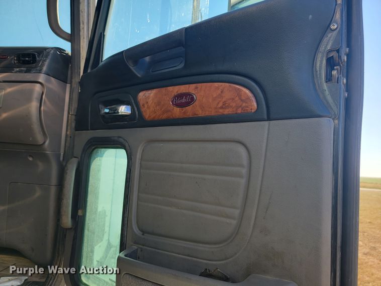 image for item JC9634 2010 Peterbilt 386  semi truck