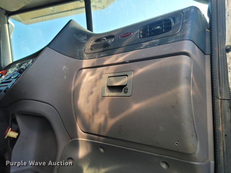 image for item JC9634 2010 Peterbilt 386  semi truck