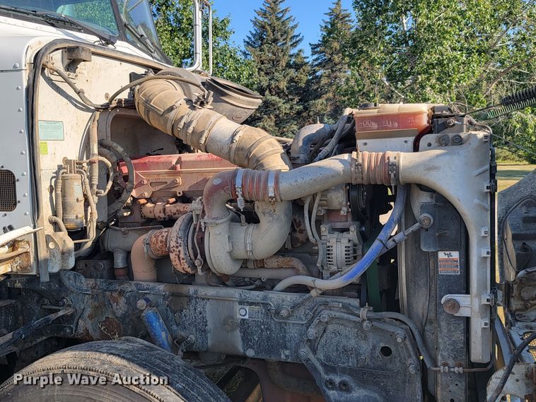 image for item JC9634 2010 Peterbilt 386  semi truck