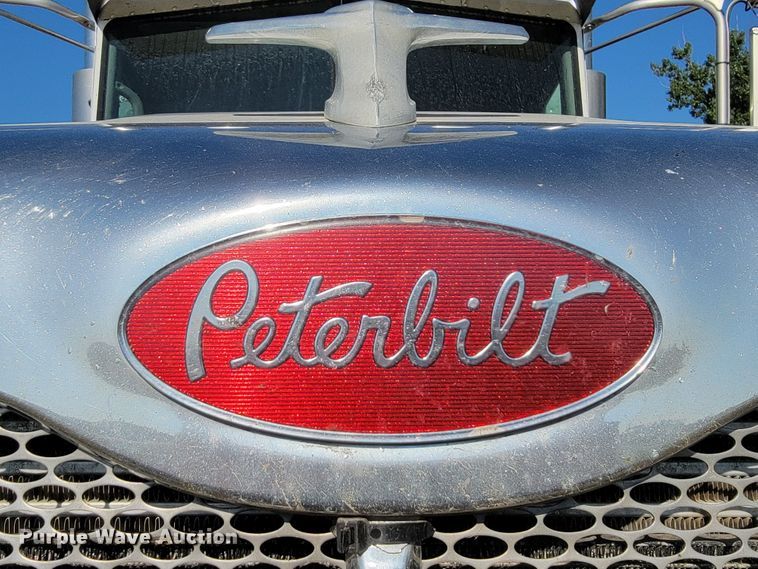 image for item JC9634 2010 Peterbilt 386  semi truck