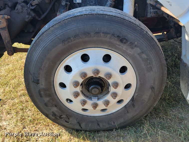 image for item JC9634 2010 Peterbilt 386  semi truck